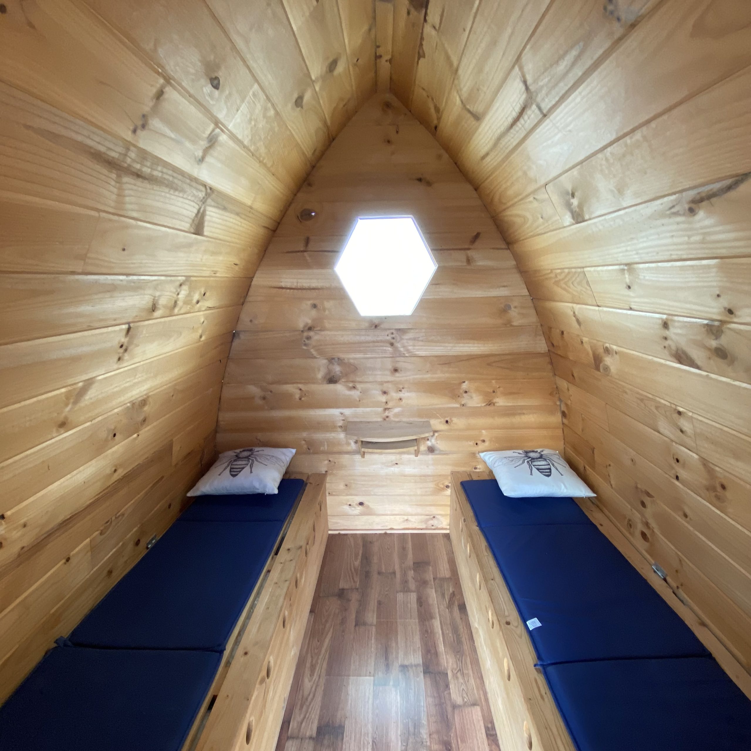 Detalle interior de cabina de madera